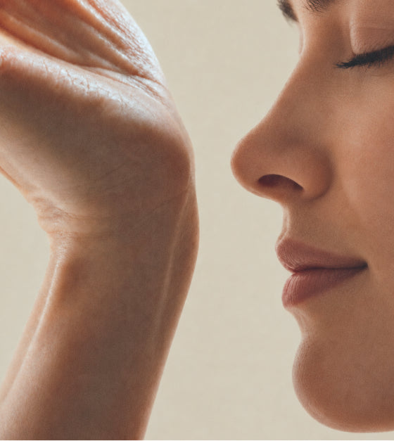 Smelling fragrance from the wrist with eyes closed